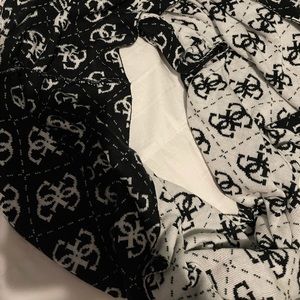 Guess Infinite scarf reversible black and white